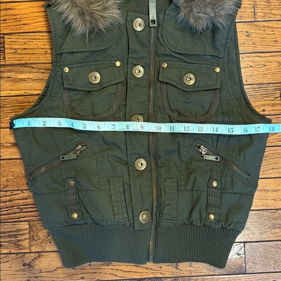 Small Green Vest - Picture 7 of 7